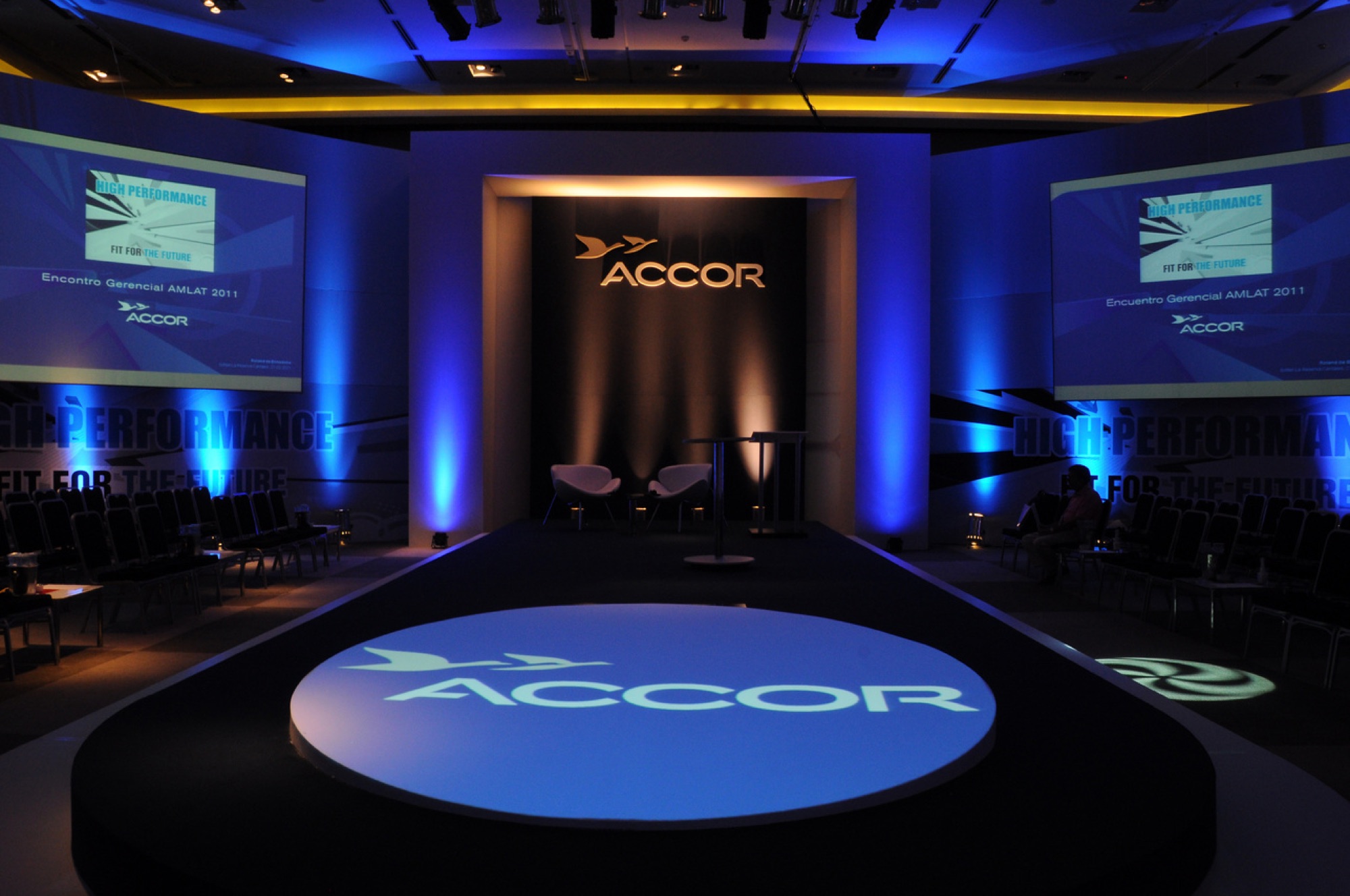 Salón montado para la conferencia de Accor en Sofitel La Reserva Cardales.