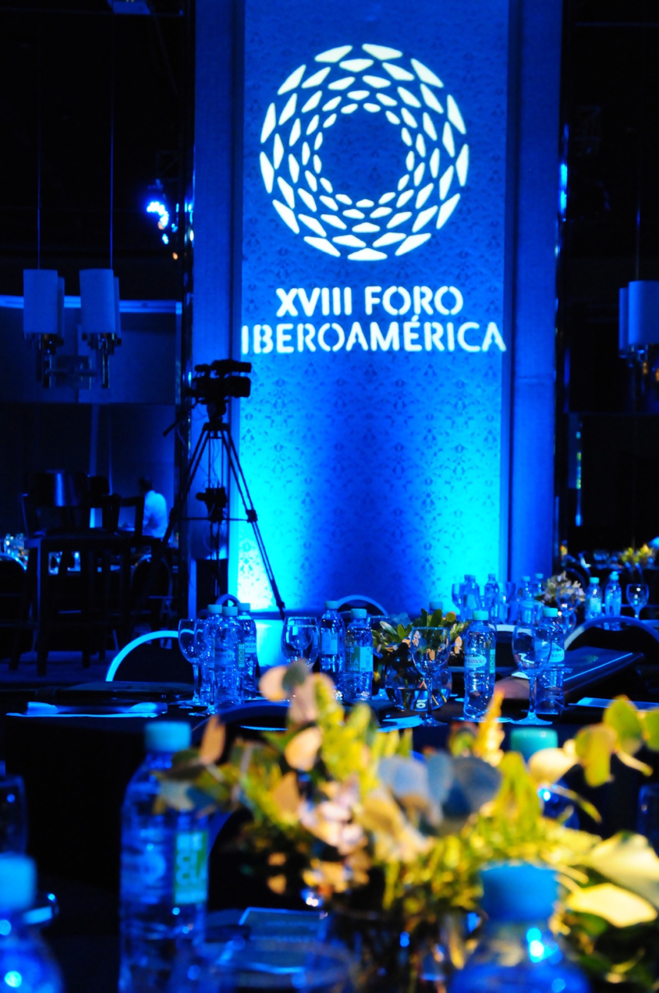 Foro Iberoamericano en el Alvear Icon Hotel: escenario institucional con pantalla y panel.