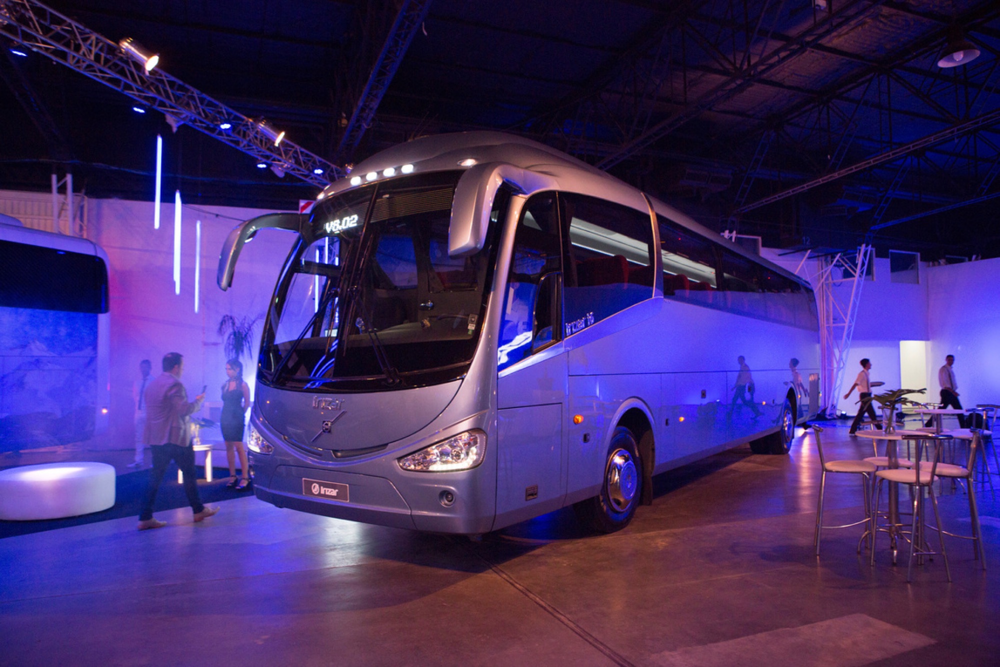 Lanzamiento de Irizar Argentina: el micro iluminado en el centro del pabellón, con truss y público alrededor.